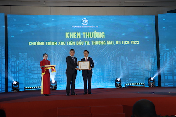 ông Nguyễn Anh Dương, Giám đốc Trung tâm Xúc tiến Đầu tư, Thương mại, Du lịch Thành phố Hà Nội (HPA) nhận bằng khen của Chủ tịch UBND Thành phố Hà Nội.
