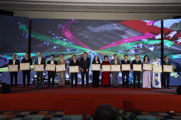 đại diện tập thể, cá nhân các đơn vị Thành phố Hà Nộip/nhận bằng khen của Chủ tịch UBND Thành phố Hà Nội.