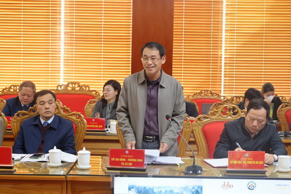 Ông Phạm Đức Huân, Giám đốc Sở LĐ-TB-XH tỉnh Lạng Sơn chia sẻ kinh nghiệm về việc bứt phá chỉ số năng lực cạnh tranh cấp sở ngành Lạng Sơn. (Ảnh: Duy Chiến