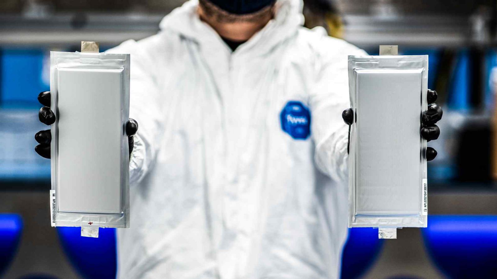 ột kỹ sư của Solid Power nắm giữ hai tế bào pin thể rắn được sản xuất cho BMW và Ford tại một dây chuyền sản xuất thử nghiệm của Hoa Kỳ vào tháng Tư. Các nhà sản xuất ô tô toàn cầu đang đặt cược vào công nghệ pin thể rắn