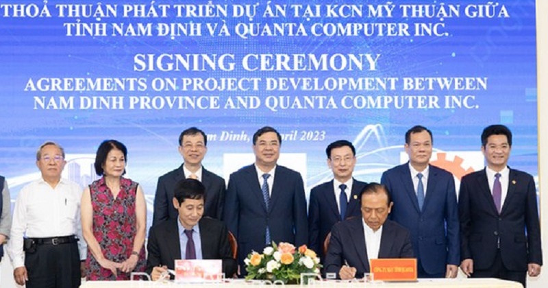 Ông Phạm Gia Túc - Bí thưp/tỉnh Nam Định và lãnh đạo Tập đoàn Quanta ký thỏa thuận phát triển dự án sản xuất máy tính quy mô lớn tại KCN Mỹ Thuận