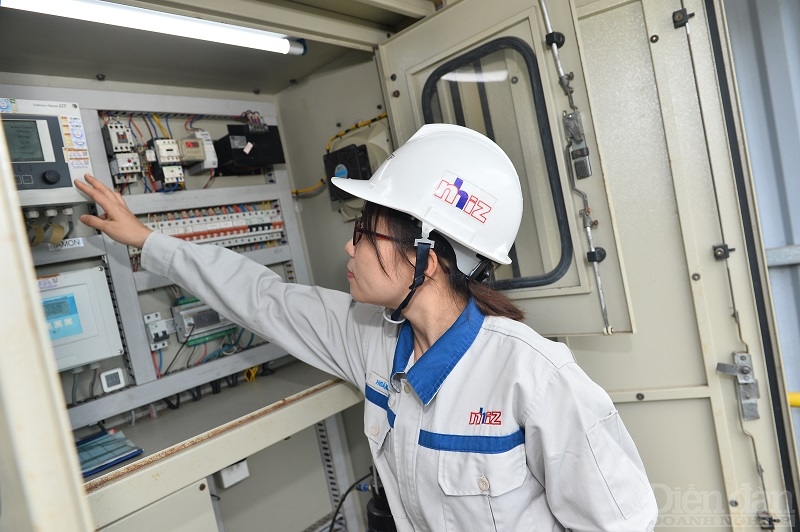 Các thông số kỹ thuật tại trạm quan trắc nước thải tự động, nhà máy xử lý nước thải tập trung KCN Nhật Bản – Hải Phòng được kết nối với các phòng chức năng của Sở Tài nguyên và Môi trường TP Hải Phòng để theo dõi, cập nhật thường xuyên. Trong ảnh, Nhân viên kiểm tra dữ liệu tại trạm quan trắc nước thải tự động, nhà máy xử lý nước thải tập trung KCN Nhật Bản – Hải Phòng